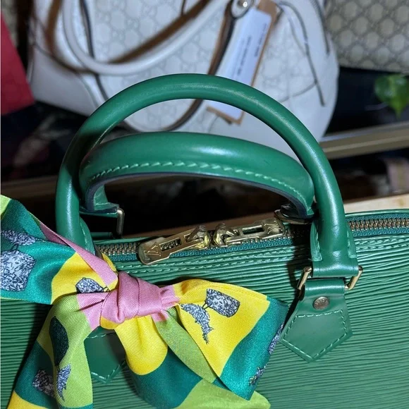 Green Louis Vuitton Alma Handbag - Picture 2 of 14